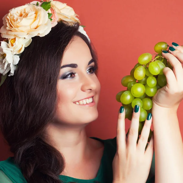 Kadın holding Yeşil üzüm 