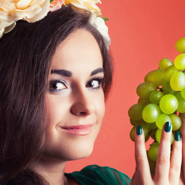 Kadın holding Yeşil üzüm 