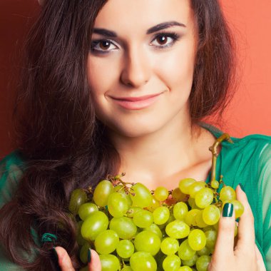 Kadın holding Yeşil üzüm 