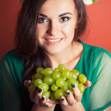 Kadın holding Yeşil üzüm 