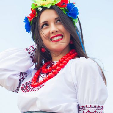 Ukrayna Milli kıyafet giyen kadın