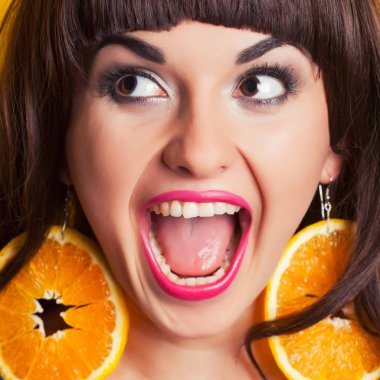 duygusal kadın portakal yapılmış küpeler