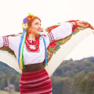 Ukrayna Milli kıyafet giyen kadın