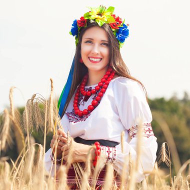 Ukrayna Milli kıyafet giyen kadın