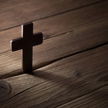 ahşap arka plan çarmıhta 