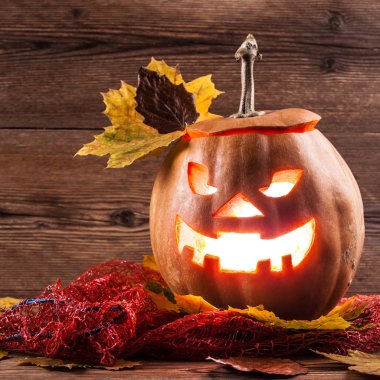 Jack-o-lantern arka plan üzerinde yaprakları ile
