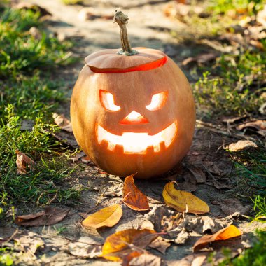 Halloween jack-o-lantern ayakta 