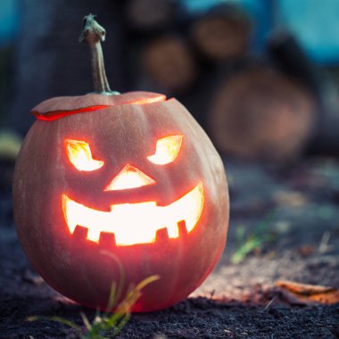 Halloween jack-o-lantern ayakta 