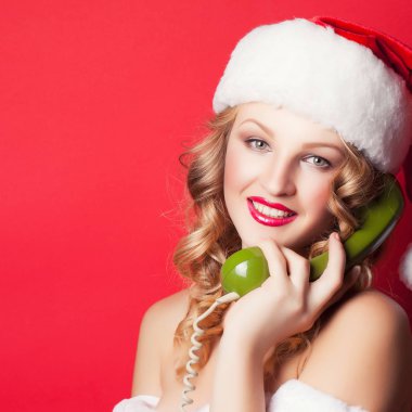 Noel Baba giyen genç kadın