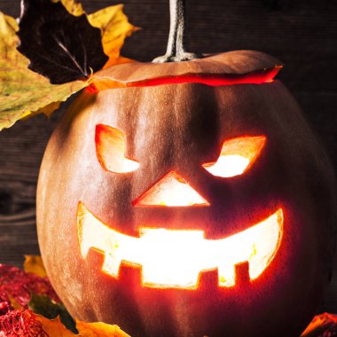 Jack-o-lantern arka plan üzerinde yaprakları ile