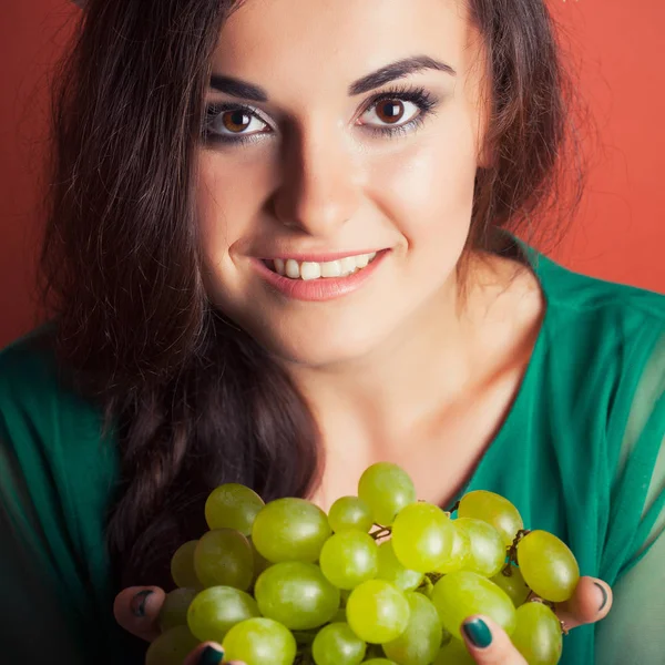 Kadın holding Yeşil üzüm 