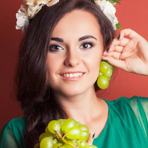 Kvinna anläggning gröna druvor — Stockfoto