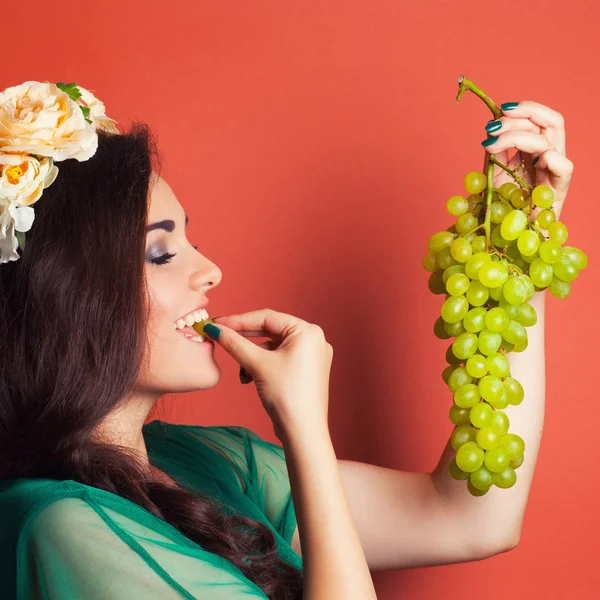 Mujer sosteniendo uvas verdes — Foto de Stock