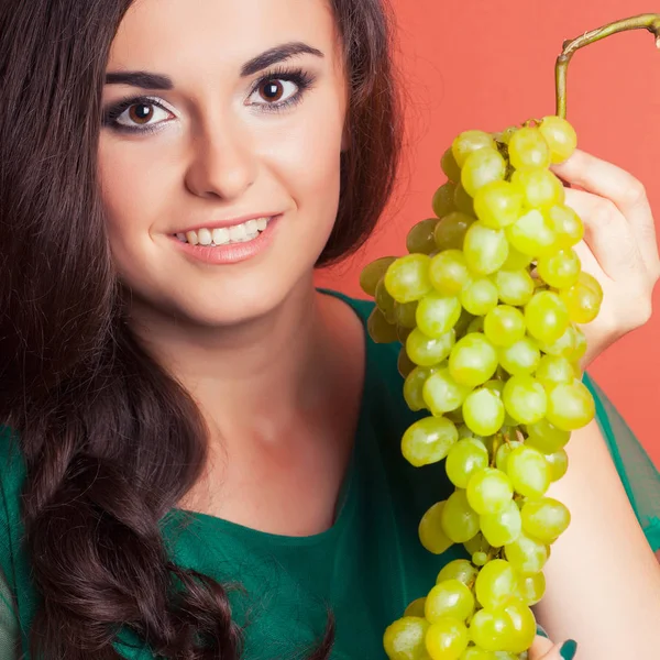 Mujer sosteniendo uvas verdes — Foto de Stock