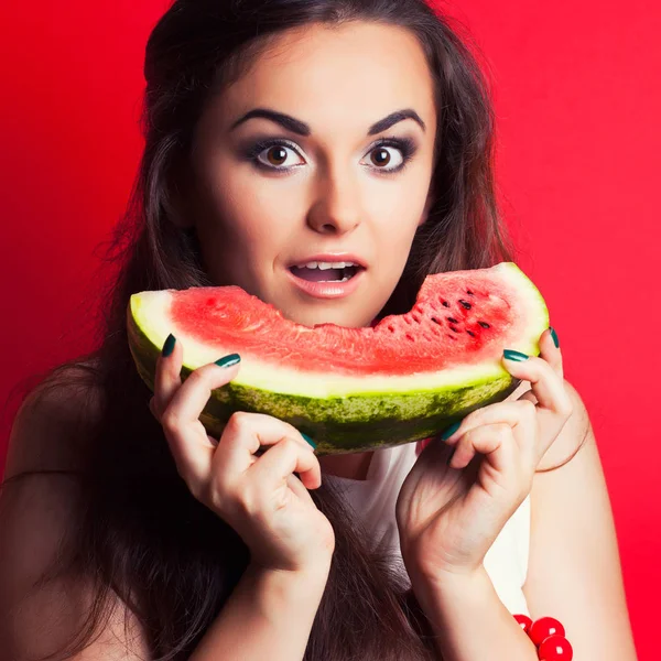 Bela jovem mulher segurando melancia — Fotografia de Stock