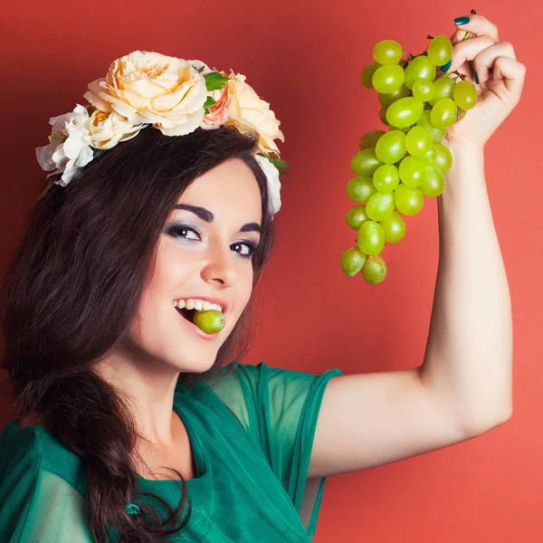 Kadın holding Yeşil üzüm 
