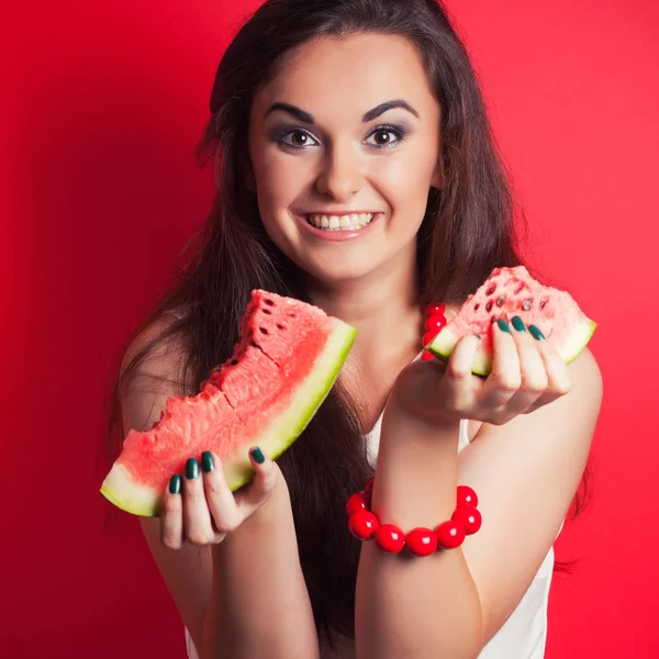 Bela jovem mulher segurando melancia — Fotografia de Stock