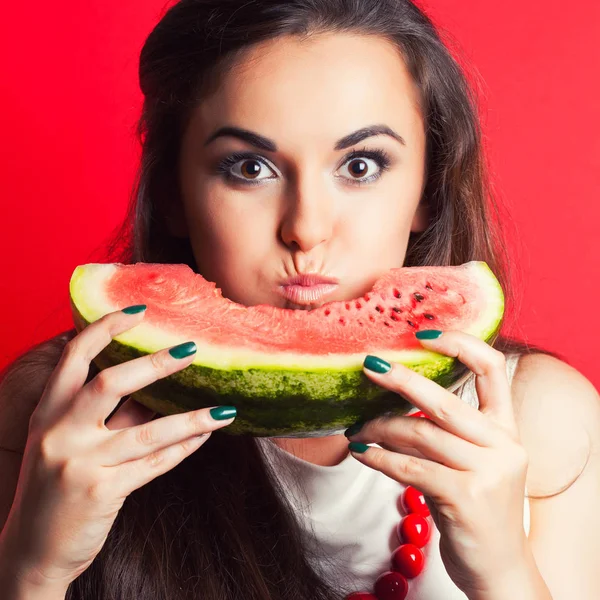 Bela jovem mulher segurando melancia — Fotografia de Stock