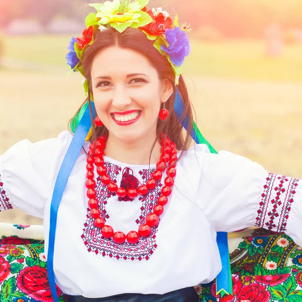 Mulher vestindo roupas ucranianas nacionais — Fotografia de Stock