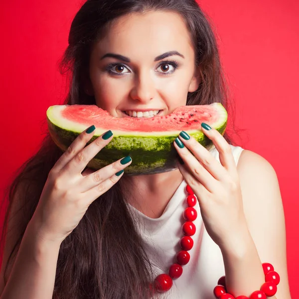 Bela jovem mulher segurando melancia — Fotografia de Stock