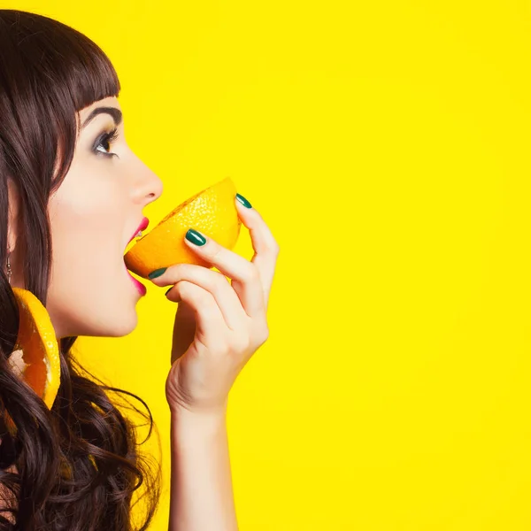 Mulher comendo laranja metade — Fotografia de Stock