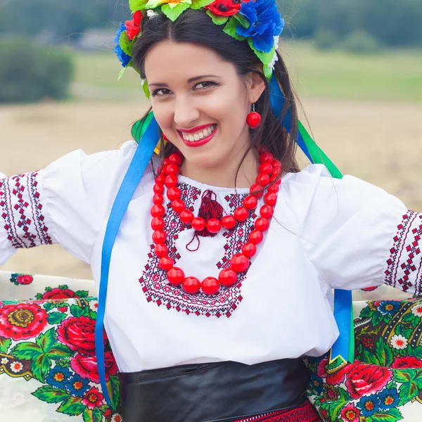 Nationale Oekraïense kleren dragen vrouw — Stockfoto