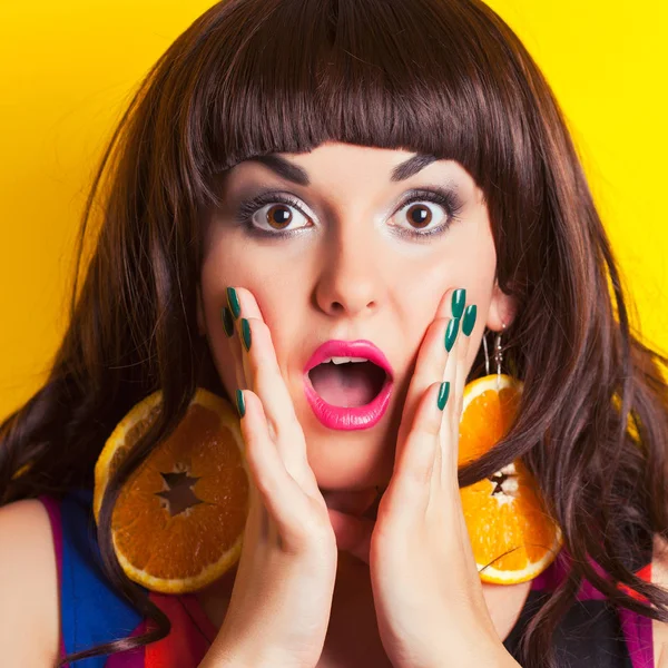 Mujer emocional con pendientes hechos de naranja —  Fotos de Stock