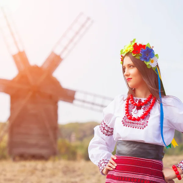 Femme portant des vêtements ukrainiens nationaux — Photo