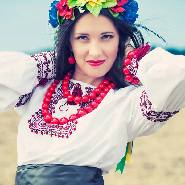 Kvinna som bär nationella ukrainska kläder — Stockfoto