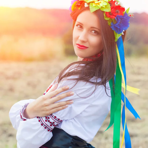 Femme portant des vêtements ukrainiens nationaux — Photo