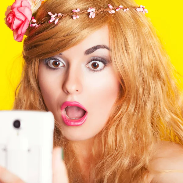 Young woman making selfie — Stock Photo, Image