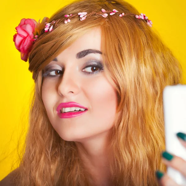 Young woman making selfie — Stock Photo, Image