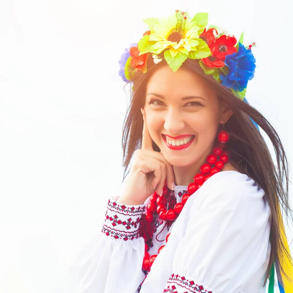 Mulher vestindo roupas ucranianas nacionais — Fotografia de Stock