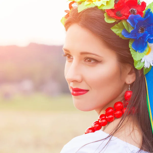Mulher vestindo roupas ucranianas nacionais — Fotografia de Stock