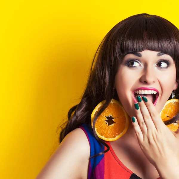 Mulher emocional usando brincos feitos de laranja — Fotografia de Stock