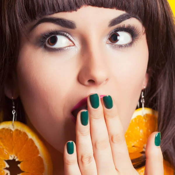 duygusal kadın portakal yapılmış küpeler