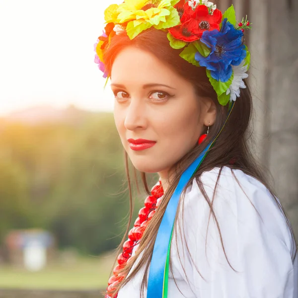 Femme portant des vêtements ukrainiens nationaux — Photo