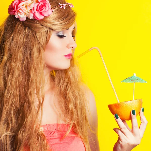 Woman wearing wreath and holding a cocktail — Stock Photo, Image