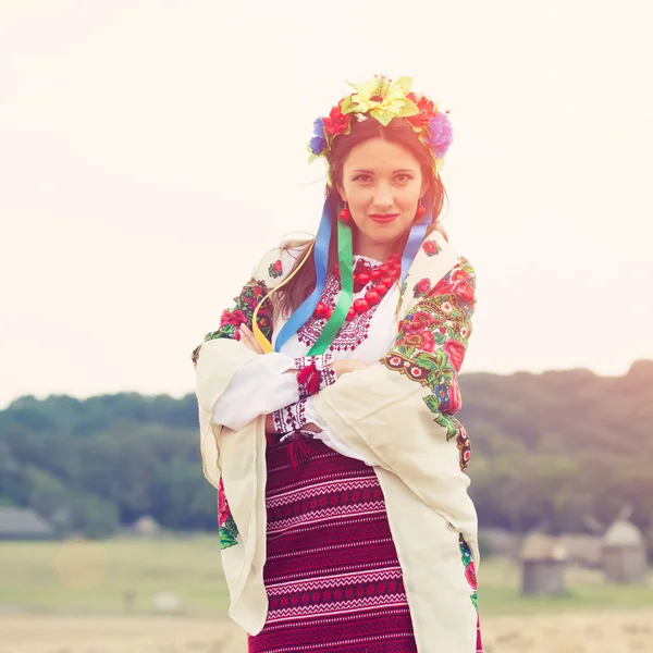 Frau in ukrainischer Nationalkleidung — Stockfoto