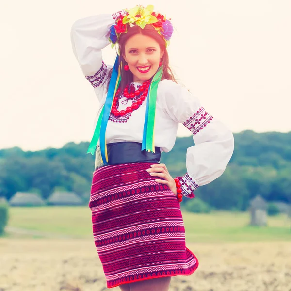 Mujer vestida con ropa nacional ucraniana — Foto de Stock