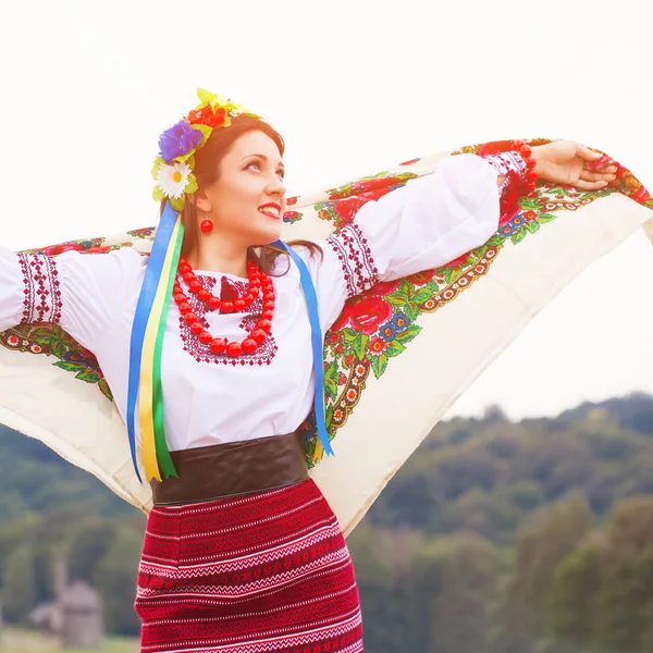 Жінка в національному українському одязі — стокове фото