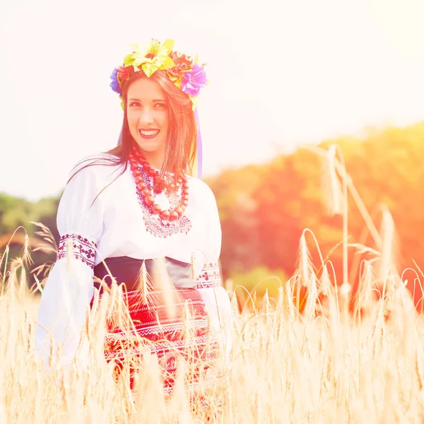 Frau in ukrainischer Nationalkleidung — Stockfoto