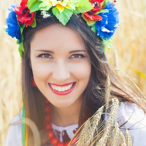 Femme portant des vêtements ukrainiens nationaux — Photo