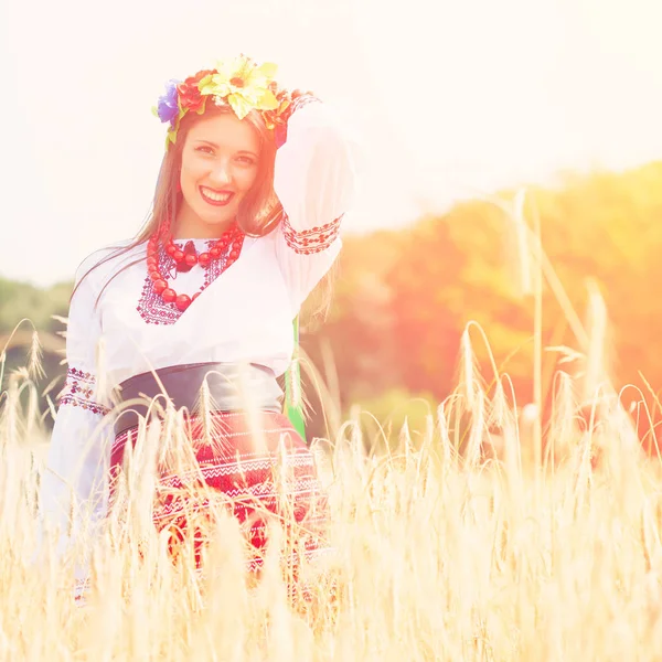 Ukrayna Milli kıyafet giyen kadın — Stok fotoğraf