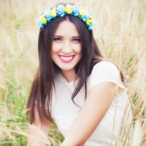 Vrouw die draagt blauwe en gele krans — Stockfoto