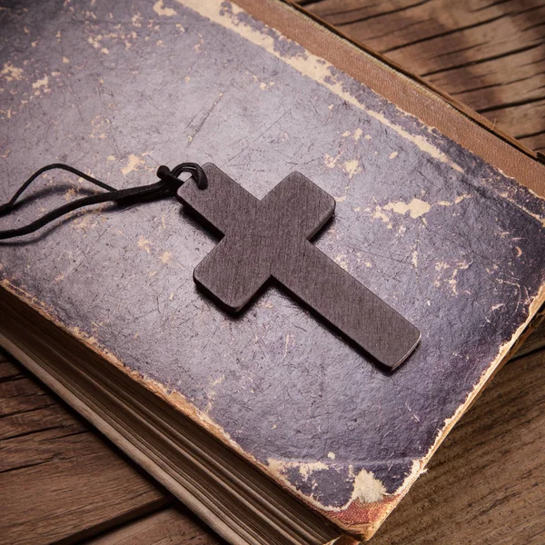 木製のキリスト教の十字のクローズ アップ — ストック写真