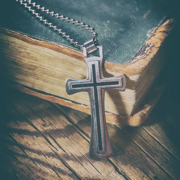 Närbild av silver kristet kors — Stockfoto