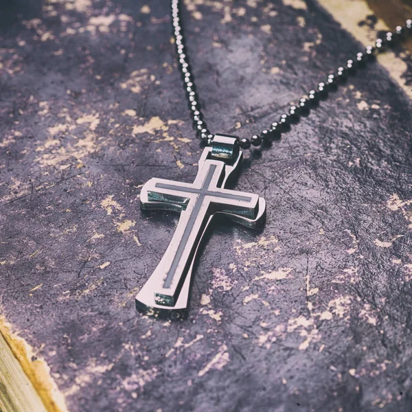 Closeup of silver Christian cross — Stock Photo, Image