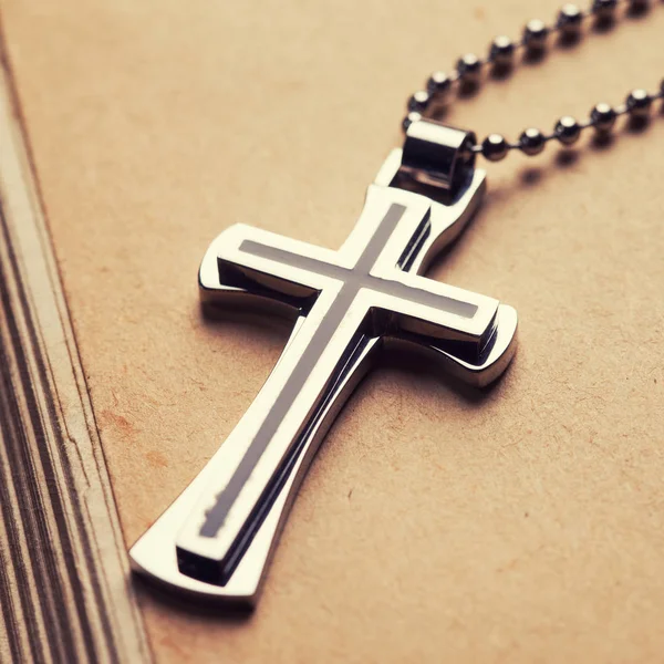 Close-up van zilveren christelijke kruis — Stockfoto
