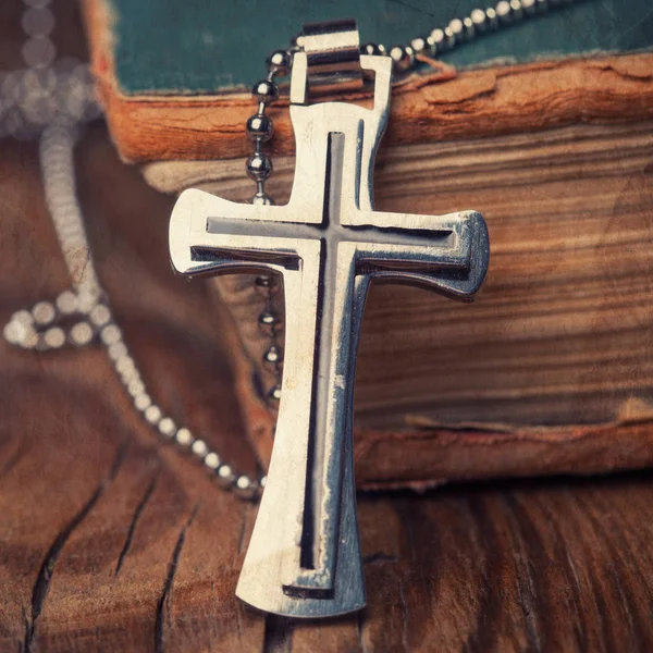Closeup stříbrné křesťanské kříže — Stock fotografie